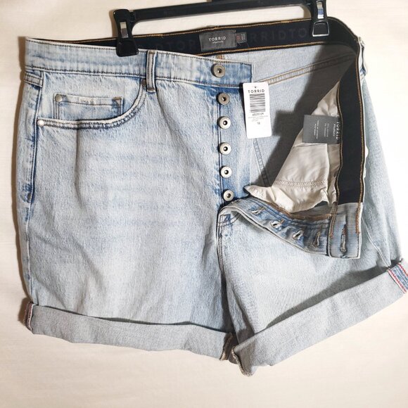 TORRID Wild Wild West Mom Jean Light wash Premium Mid Rise Short Size 18 NWT - Picture 2 of 7